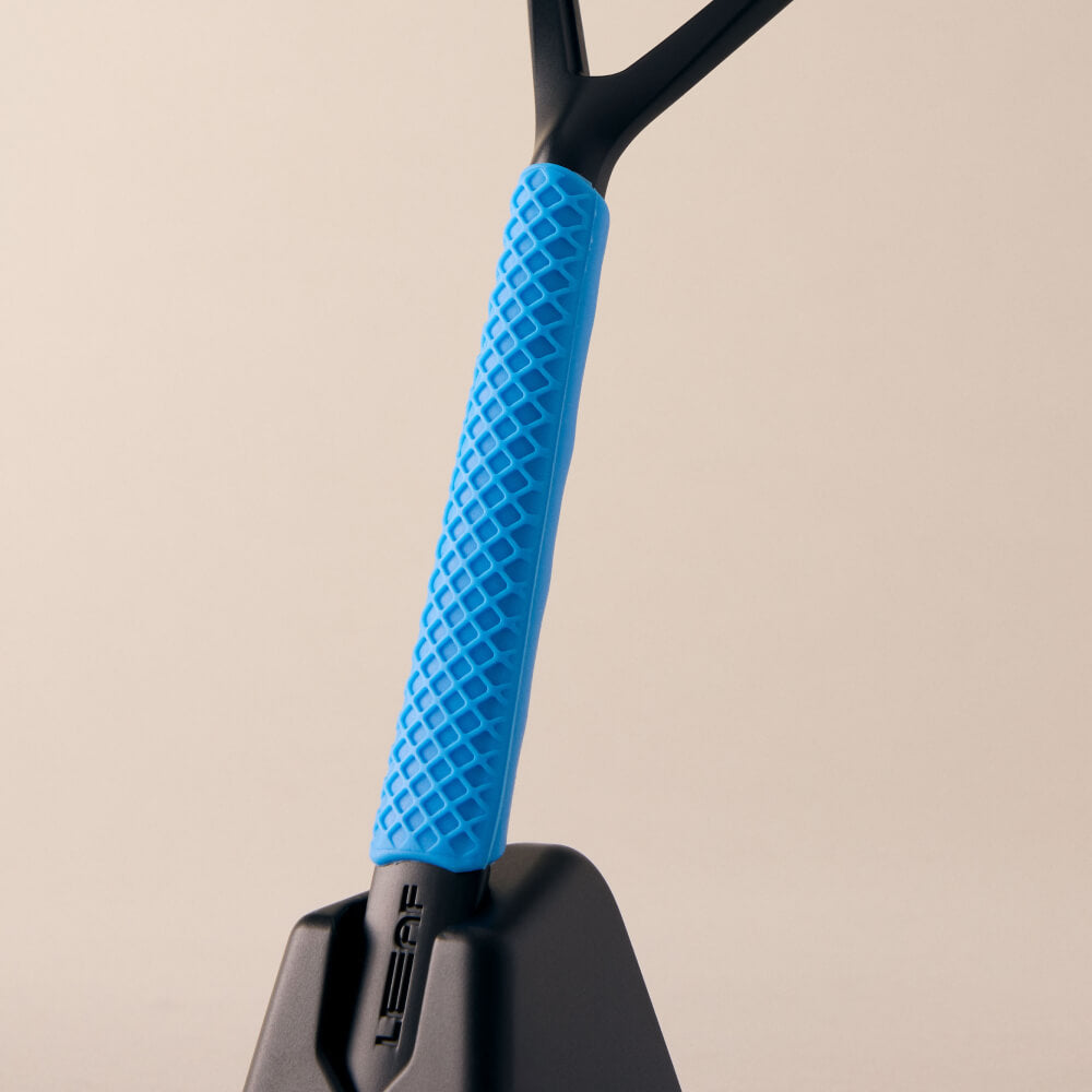 The leaf grip sleeve for the Leaf razor in light blue